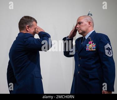 David C. Dike si ritira dalla Guardia Nazionale dell'Idaho Air in occasione di una cerimonia di ritiro, il 1 luglio 2022, Gowen Field, Boise, Idaho. La posizione più recente di Dike è stata quella di capo appaltatore incaricato di gestire la regione 4. Foto Stock