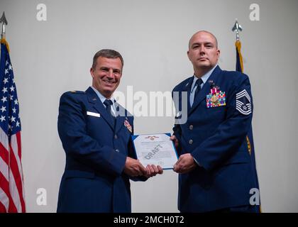 David C. Dike si ritira dalla Guardia Nazionale dell'Idaho Air in occasione di una cerimonia di ritiro, il 1 luglio 2022, Gowen Field, Boise, Idaho. La posizione più recente di Dike è stata quella di capo appaltatore incaricato di gestire la regione 4. Foto Stock