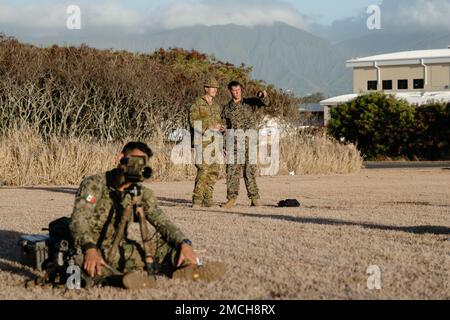 MARINE CORPS BASE HAWAII, Hawaii (02 luglio 2022) un soldato dell'esercito australiano del 2nd battaglione, il reggimento reale australiano, guida cecchini dagli Stati Uniti Corpo marino e Fanteria navale messicana in un'attività di osservazione durante l'addestramento alla concentrazione di cecchino per Rim of the Pacific (RIMPAC) 2022. Ventisei nazioni, 38 navi, quattro sottomarini, più di 170 aerei e 25.000 personale partecipano al RIMPAC dal giugno 29 al 4 agosto nelle isole hawaiane e nella California meridionale. Il più grande esercizio marittimo internazionale al mondo, RIMPAC offre un'opportunità di formazione unica wh Foto Stock