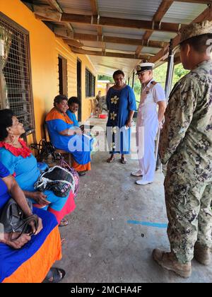 FIGI (2 luglio 2022) – il capitano Kerri Harris, del Regno Unito La Royal Navy serve come gli Stati Uniti Pacific Fleet Director for Humanitarian Assistance/Disaster Relief and Combined Operations, parla con i nativi delle Fiji alla Navonu Primary School costruita dagli Stati Uniti Navy Seabee assegnato a Naval Mobile Construction Battaglione TRE (NMCB3) e Repubblica delle Fiji forze militari (RFMF) ingegneri a sostegno del Pacific Partnership 2022. Ora nel suo 17th° anno, Pacific Partnership è la più grande missione multinazionale annuale di assistenza umanitaria e di preparazione alle catastrofi condotta nell'Indo-Pacifico. Foto Stock