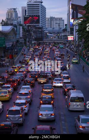 BANGKOK, THAILANDIA - 02 GENNAIO 2019: Ingorgo stradale su Ratchadamri Road al crepuscolo serale Foto Stock