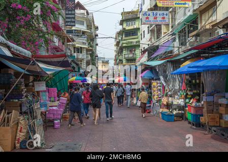 BANGKOK, THAILANDIA - 04 GENNAIO 2019: Su una delle strade pedonali della Chinatown di Bangkok Foto Stock