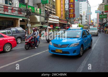 BANGKOK, THAILANDIA - 04 GENNAIO 2019: Taxi blu sulla strada cittadina di Bangkok Chinatown Foto Stock