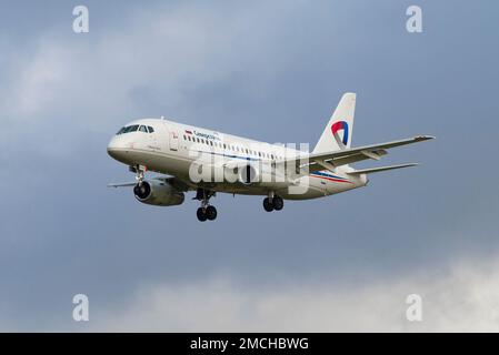 SAN PIETROBURGO, RUSSIA - 28 OTTOBRE 2020: Suhoy SuperJet 100-95LR 'Mikhail Zhukova' (RA-89117) di Severstal Airlines su un percorso di volo in cielo nuvoloso Foto Stock