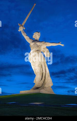 VOLGOGRAD, RUSSIA - 19 SETTEMBRE 2021: Scultura 'la Patria chiama!' sullo sfondo del cielo nuvoloso notturno. Mamaev Kurgan Foto Stock