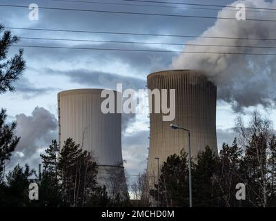 Fumo scuro da una centrale elettrica. Ciminiera da una torre di raffreddamento di una centrale elettrica a lignite per produrre energia. Inquinamento atmosferico causato dall'uomo. Foto Stock