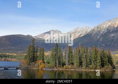 Pyramid isola nel Lago Piramide, il Parco Nazionale di Jasper, Alberta, Canada Foto Stock