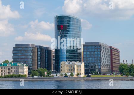 SAN PIETROBURGO, RUSSIA - 05 LUGLIO 2022: Sede della banca 'Sankt-Petersburg' nel pomeriggio di luglio Foto Stock