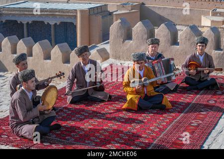 KHIVA, UZBEKISTAN - 06 SETTEMBRE 2022: Ensemble di artisti di musica tradizionale uzbeka nella città vecchia Foto Stock