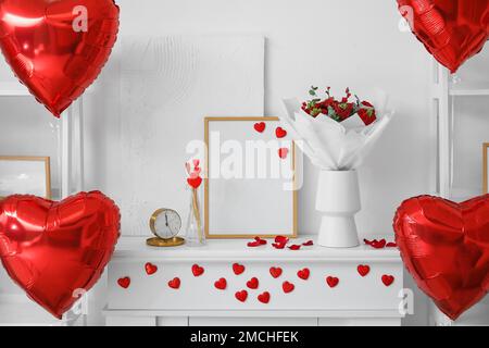 Vaso con fiori e cornice in bianco sul camino in soggiorno decorato per San Valentino Foto Stock