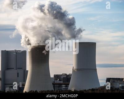 Fumo di una centrale elettrica a carbone marrone che inquina l'aria. Sono state emesse polveri fini e gas serra. Primo piano degli edifici della torre di raffreddamento. Foto Stock