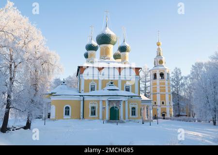 Antica Cattedrale della Trasfigurazione (1713) in un paesaggio invernale in una gelida mattinata di gennaio. Uglich, regione di Yaroslavl. Anello d'oro della Russia Foto Stock