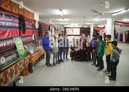 Gaza, Palestina. 19th Jan, 2023. Suhaila Shaheen, 60 mostra ai visitatori le sezioni del suo museo nella città di Rafah a sud della striscia di Gaza. Una donna palestinese Suhaila Shaheen, 60 anni, ha fondato un museo del patrimonio che include le collezioni che ha raccolto e ciò che ha acquistato a proprie spese. Per raggiungere la sua ambizione di istituire il primo museo che porta il nome della sua città, Rafah. Credit: SOPA Images Limited/Alamy Live News Foto Stock