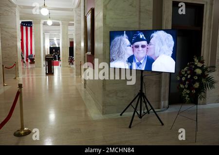 Servizio del West Virginia state Memorial per gli Stati Uniti Marine Corps CWO4 Hershel 'Woody' Williams si è giocato al Capitol state e Culture Center Theater, dal 2 al 3 luglio 2022 a Charleston, W. Virginia Nato il 2 ottobre 1923, nella tranquilla Dell, WV, Woody si arruolò nella Marine Corps Reserve il 26 maggio 1943, ed avanzò al grado di Chief Warrant Officer 4 prima del suo pensionamento nel 1969 dopo 17 anni di servizio. Durante la seconda guerra mondiale, Woody servì in Nuova Caledonia, Guadalcanal e Guam prima di atterrare a Iwo Jima, dove le sue azioni gli valsero la Medaglia d'onore. Al momento della sua morte, il 29 giugno 2022, era l Foto Stock