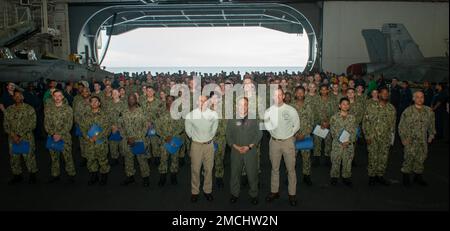 220703-N-LI114-1094 MARE DELLE FILIPPINE (3 luglio 2022) Capo Fred Goldhammer, ufficiale comandante degli Stati Uniti L'unica portaerei della Marina schierata a termine, USS Ronald Reagan (CVN 76), il capitano Justin Issler, l'amministratore delegato di Ronald Reagan, il capo comandante Jeremy Douglas, il capo comandante di Ronald Reagan e i velisti di recente avanzata Ronald Reagan, posa per una foto dopo una cerimonia di schiaffo nella baia della nave. Durante la cerimonia, 192 marinai Ronald Reagan sono stati avanzati al grado di paga seguente. Ronald Reagan, il fiore all'occhiello del Carrier Strike Group 5, fornisce una forza pronta per il combattimento che protegge Foto Stock