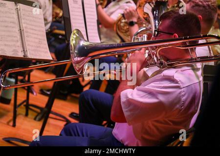 Un soldato con la 1st Fanteria Division Band suona il trombone durante la celebrazione del 150th° anniversario della casa sulla gamma presso lo Smith Center di Athol, Kansas, il 3 luglio 2022. L'evento del fine settimana del 4th luglio celebra la fondazione della Casa sulla Range Cabin - l'ispirazione per la Kansas state Song con lo stesso nome. Foto Stock