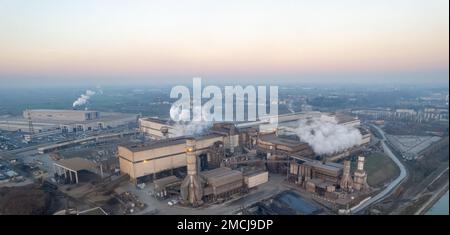 Cremona, Italia - Gennaio 2022 veduta aerea di Drone della acciaieria Arvedi, zona industriale di Spinadesco,CR 26020 Foto Stock