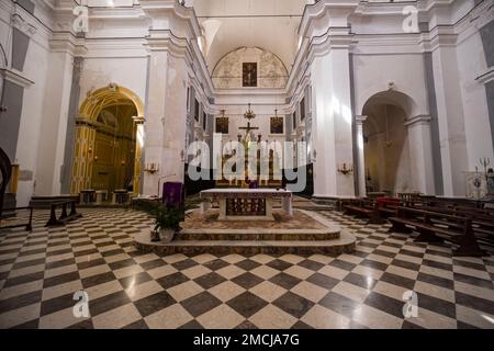 Altare e arredi interni all'interno della chiesa di San Francesco d'Assisi. Foto Stock