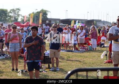 I soldati, le famiglie e i civili della comunità di Fort Campbell hanno posto le mani sul loro cuore mentre “lo Stregone Spangled Banner” gioca il 4 luglio all’inizio della cerimonia di saluto alla Nazione presso il campo della Parata di Divisione durante la celebrazione dell’Independence Day dell’installazione. Foto Stock