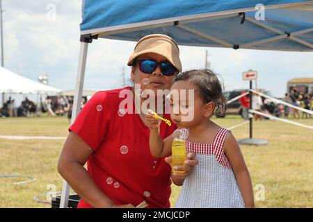 Rylie Kohama, 3 anni, soffia bolle con sua madre, Rose Kohama, 4 luglio presso il Division Parade Field durante la celebrazione dell’Independence Day di Fort Campbell. La Family Fun zone dell'evento si è rivelata un successo con i bambini grazie ai suoi gonfiabili, ai giochi da cortile e ai camion alimentari. Foto Stock