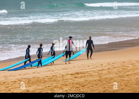 Lezioni di surf a Manly Beach Sydney per principianti, Manly Surf School forma e insegna agli studenti le basi del surf, Sydney, NSW, Australia Foto Stock