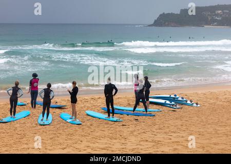 Lezioni di surf a Manly Beach Sydney per principianti, Manly Surf School forma e insegna agli studenti le basi del surf, Sydney, NSW, Australia Foto Stock