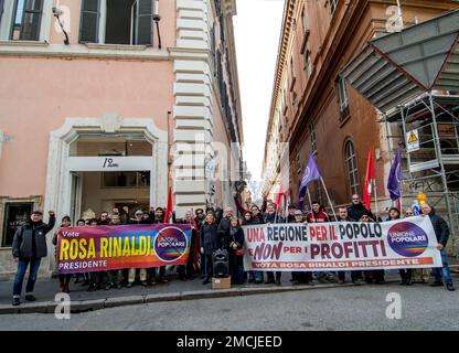 Roma, Italia, Italia. 21st Jan, 2023. Unione popolare presenta i candidati alle elezioni regionali che si terranno il 12 e 13 febbraio a Roma e Lazio. L'iniziativa si è svolta di fronte all'ex ospedale di San Giacomo, uno dei luoghi simbolici dello smantellamento della sanità pubblica nella regione, situato nel centro di Roma. L'ospedale è stato chiuso nel 2008 e mai riaperto e ad oggi è oggetto di speculazione immobiliare. (Credit Image: © Patrizia CORTELLESSA/Pacific Press via ZUMA Press Wire) SOLO PER USO EDITORIALE! Non per USO commerciale! Foto Stock