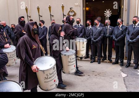 Le persone camminano, suonano musica e trasportano sculture in legno per le strade della città per 24 ore durante la processione dei Misteri di Trapani. Foto Stock