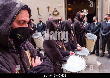 Le persone camminano, suonano musica e trasportano sculture in legno per le strade della città per 24 ore durante la processione dei Misteri di Trapani. Foto Stock