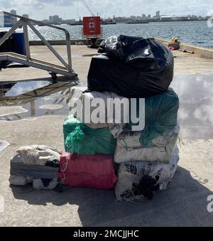 L'equipaggio della Guardia Costiera Cutter Joseph Tezanos ha scaricato 250 chilogrammi di cocaina sequestrata stimato a $5,2 milioni di dollari alla base della Guardia Costiera San Juan 5 luglio 2022. Il contrabbando è stato sequestrato a seguito dell'interdizione di una nave per il traffico di droga da parte della Guardia Costiera Cutter Joseph Doyle 30 giugno 2022, a sud di Cabo Rojo, Porto Rico. Foto Stock