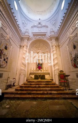 Altare e arredi interni all'interno della chiesa di San Giuliano. Foto Stock