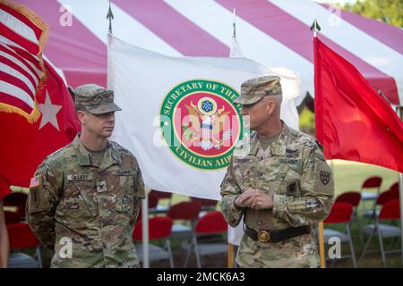 Brig. Il generale David Stewart, comandante, 32nd Army Air and Missile Defense Command, a destra, si congratula con il col. Judson Gillett, ex comandante della Brigata artiglieria della Difesa aerea 31st, durante la cerimonia di cambio di comando di Gillett il 6 luglio 2022. Foto Stock