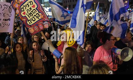 TEL AVIV, ISRAELE - 21 GENNAIO: Gli israeliani partecipano ad una manifestazione di massa che ha attirato più di 100.000 persone contro il nuovo piano di sistema giudiziario del governo israeliano, volto a indebolire la Corte Suprema del paese il 21 gennaio 2023 a Tel Aviv, Israele. Per il terzo fine settimana consecutivo, i manifestanti si sono schierati contro Israele contro l'ampia e controversa riforma del sistema giuridico israeliano, che rafforzerebbe il potere dei funzionari eletti e ridurrebbe il potere dell'alta Corte di giustizia israeliana. Credit: Eddie Gerald/Alamy Live News Foto Stock