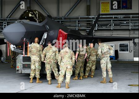 STATI UNITI Gli aerei assegnati al 356th° Squadrone Expeditionary Fighter, al 354h° Ala Expeditionary e ai Marines dei Marine Fighter Attack Squadrons (VMFA) 242 e 121, osservano una procedura di carico di armi durante l'addestramento Agile Combat Employment presso la stazione aerea del corpo dei Marine Iwakuni, Giappone, 6 luglio 2022. ACE sfrutta l'interoperabilità tra forze congiunte per mantenere l'iniziativa strategica, presentare un potere di combattimento credibile letale con imprevedibilità operativa che alla fine vincerà in conflitto. Foto Stock