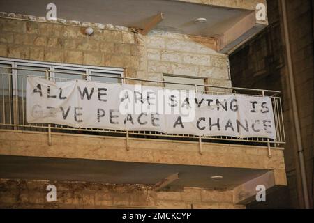Gerusalemme, Israele. 21st Jan, 2023. Un banner che dice "tutto quello che stiamo dicendo è dare una possibilità alla pace” durante la manifestazione. Gli attivisti di sinistra e i palestinesi israeliani partecipano a una manifestazione contro gli sfratti nelle case del quartiere orientale di Gerusalemme, annesso ad Israele, dello sceicco Jarrah, il nuovo ministro della sicurezza nazionale israeliano Itamar ben-Gvir ha ordinato al comandante di polizia il 8 gennaio di autorizzare gli ufficiali a rimuovere le bandiere palestinesi che volano negli spazi pubblici. (Foto di Saeed Qaq/SOPA Images/Sipa USA) Credit: Sipa USA/Alamy Live News Foto Stock