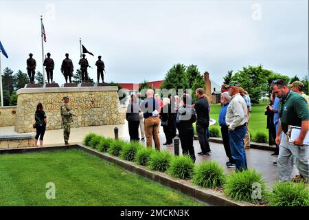 Gli ospiti e i membri del personale di Fort McCoy che partecipano a un evento di coinvolgimento del leader della comunità visitano il Veterans Memorial Plaza il 6 luglio 2022 presso l'area commemorativa di Fort McCoy, Wisconsin. Quasi due dozzine di leader di comunità da Tomah, Sparta, Black River Falls, Volk Field, la Crosse, E altri comuni vicini si sono riuniti a Fort McCoy per vedere in prima persona la missione del posto e per saperne di più sulla missione dell'esercito durante l'installazione. Foto Stock