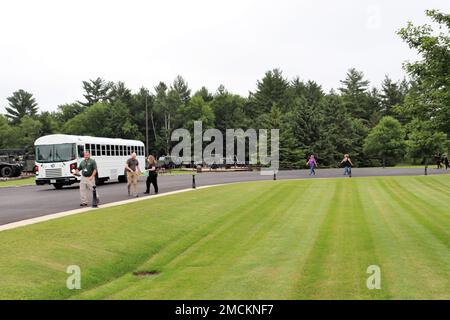 Gli ospiti e i membri del personale di Fort McCoy che partecipano a un evento di coinvolgimento del leader della comunità visitano l'area commemorativa il 6 luglio 2022 a Fort McCoy, Wisconsin. Quasi due dozzine di leader di comunità da Tomah, Sparta, Black River Falls, Volk Field, la Crosse, E altri comuni vicini si sono riuniti a Fort McCoy per vedere in prima persona la missione del posto e per saperne di più sulla missione dell'esercito durante l'installazione. Foto Stock