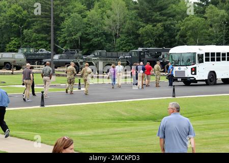 Gli ospiti e i membri del personale di Fort McCoy che partecipano a un evento di coinvolgimento del leader della comunità visitano l'area commemorativa il 6 luglio 2022 a Fort McCoy, Wisconsin. Quasi due dozzine di leader di comunità da Tomah, Sparta, Black River Falls, Volk Field, la Crosse, E altri comuni vicini si sono riuniti a Fort McCoy per vedere in prima persona la missione del posto e per saperne di più sulla missione dell'esercito durante l'installazione. Foto Stock