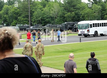 Gli ospiti e i membri del personale di Fort McCoy che partecipano a un evento di coinvolgimento del leader della comunità visitano l'area commemorativa il 6 luglio 2022 a Fort McCoy, Wisconsin. Quasi due dozzine di leader di comunità da Tomah, Sparta, Black River Falls, Volk Field, la Crosse, E altri comuni vicini si sono riuniti a Fort McCoy per vedere in prima persona la missione del posto e per saperne di più sulla missione dell'esercito durante l'installazione. Foto Stock