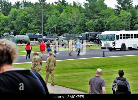 Gli ospiti e i membri del personale di Fort McCoy che partecipano a un evento di coinvolgimento del leader della comunità visitano l'area commemorativa il 6 luglio 2022 a Fort McCoy, Wisconsin. Quasi due dozzine di leader di comunità da Tomah, Sparta, Black River Falls, Volk Field, la Crosse, E altri comuni vicini si sono riuniti a Fort McCoy per vedere in prima persona la missione del posto e per saperne di più sulla missione dell'esercito durante l'installazione. Foto Stock