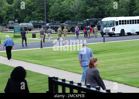 Gli ospiti e i membri del personale di Fort McCoy che partecipano a un evento di coinvolgimento del leader della comunità visitano l'area commemorativa il 6 luglio 2022 a Fort McCoy, Wisconsin. Quasi due dozzine di leader di comunità da Tomah, Sparta, Black River Falls, Volk Field, la Crosse, E altri comuni vicini si sono riuniti a Fort McCoy per vedere in prima persona la missione del posto e per saperne di più sulla missione dell'esercito durante l'installazione. Foto Stock