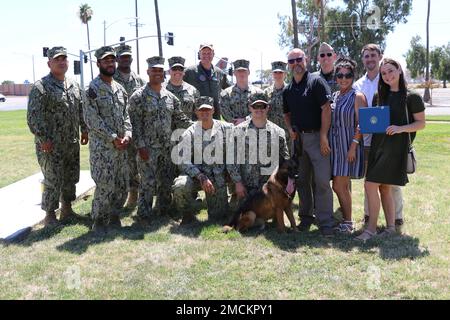 Recentemente ritirato Military Working Dog Rex è stato premiato oggi con la Navy and Marine Corps Achievement Medal in una cerimonia tenutasi a bordo di NAS Lemoore. Il premio è stato consegnato dal comandante NAS Lemoore CAPT Douglas M. Peterson. Rex è stato assegnato al distaccamento di sicurezza NAS Lemoore dal novembre 2018 al gennaio 2022, e durante quel periodo, ha ispezionato più di 12.000 veicoli, 850 edifici, 676 magazzini e 125 hangar. È stato anche selezionato a mano per servire e proteggere in 15 Stati Uniti Missioni di Servizio segreto per il Presidente e Vice Presidente degli Stati Uniti. Bravo Zulu per un lavoro ben fatto Foto Stock