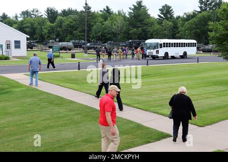 Gli ospiti e i membri del personale di Fort McCoy che partecipano a un evento di coinvolgimento del leader della comunità visitano l'area commemorativa il 6 luglio 2022 a Fort McCoy, Wisconsin. Quasi due dozzine di leader di comunità da Tomah, Sparta, Black River Falls, Volk Field, la Crosse, E altri comuni vicini si sono riuniti a Fort McCoy per vedere in prima persona la missione del posto e per saperne di più sulla missione dell'esercito durante l'installazione. Foto Stock