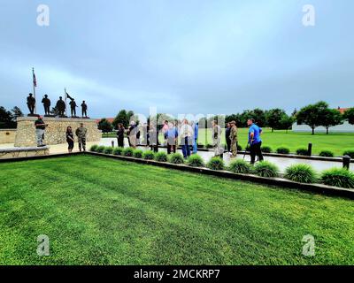 Gli ospiti e i membri del personale di Fort McCoy che partecipano a un evento di coinvolgimento del leader della comunità visitano il Veterans Memorial Plaza il 6 luglio 2022 presso l'area commemorativa di Fort McCoy, Wisconsin. Quasi due dozzine di leader di comunità da Tomah, Sparta, Black River Falls, Volk Field, la Crosse, E altri comuni vicini si sono riuniti a Fort McCoy per vedere in prima persona la missione del posto e per saperne di più sulla missione dell'esercito durante l'installazione. Foto Stock