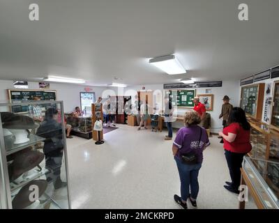 Gli ospiti e i membri del personale di Fort McCoy che partecipano a un evento di coinvolgimento del leader della comunità visitano il centro storico dell'area commemorativa il 6 luglio 2022 a Fort McCoy, Wisconsin. Quasi due dozzine di leader di comunità da Tomah, Sparta, Black River Falls, Volk Field, la Crosse, E altri comuni vicini si sono riuniti a Fort McCoy per vedere in prima persona la missione del posto e per saperne di più sulla missione dell'esercito durante l'installazione. Foto Stock