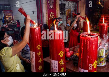 Bandung, Giava Occidentale, Indonesia. 22nd Jan, 2023. La gente brucia bastoni di incenso tributo agli dei locali e alle dea per la salute, la prosperità, l'armonia e le relazioni al monastero di Dharma RAMSI a Bandung. Il Capodanno cinese, che cade il 22 gennaio di quest'anno, è anche conosciuto come 'Festival di Primavera' o 'Capodanno lunare' e accoglie l'anno del coniglio d'acqua. (Credit Image: © Algi Libri Sugita/ZUMA Press Wire) SOLO PER USO EDITORIALE! Non per USO commerciale! Credit: ZUMA Press, Inc./Alamy Live News Foto Stock