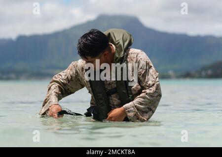 220706-M-WC972-3179 MARINE CORPS BASE HAWAII, HAWAII (6 LUGLIO 2022) STATI UNITI Ernesto Estrada, di Chicago, Ill., assegnato al Battalion Landing Team 3rd Battalion, 4th Marine Regiment, Marine Air-Ground Task Force, regola il suo gruppo di preservatori della vita durante l'addestramento di piccole imbarcazioni con gli Stati Uniti Marine Corps, Sri Lankan Navy Marines, il corpo marino indonesiano, la fanteria navale messicana e l'esercito australiano sulla base del corpo marino Hawaii, 6 luglio 2022, a sostegno di Rim of the Pacific (RIMPAC) 2022. Ventisei nazioni, 38 navi, quattro sottomarini, più di 170 aerei e 25.000 per Foto Stock