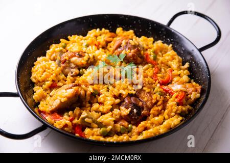 Paella di riso con verdure e pollo. Autentica ricetta spagnola Paella. Foto Stock