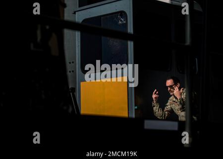 STATI UNITI Air Force Senior Airman Jonathan Moradoctor, assegnato al 48th Logistics Readiness Squadron, marshalls un veicolo durante l'annuale Port Dawg Rodeo alla base aerea di Ramstein, Germania, 6 luglio 2022. Il rodeo era composto da cinque squadre composte da dieci squadroni assegnati alle forze aeree degli Stati Uniti in Europa e al comando centrale degli Stati Uniti. Foto Stock