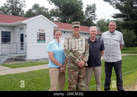 La 88th Readiness Division e gli Stati Uniti Esercito Garrison, Fort McCoy, Wisconsin., ispettore Generale personale tra cui Leslie Guttenberg, Lt. Col. Ryan Leigl, Timothy Norton e Robert MacGregor pausa di fronte all'ufficio IG su Fort McCoy 6 luglio 2022. Foto Stock